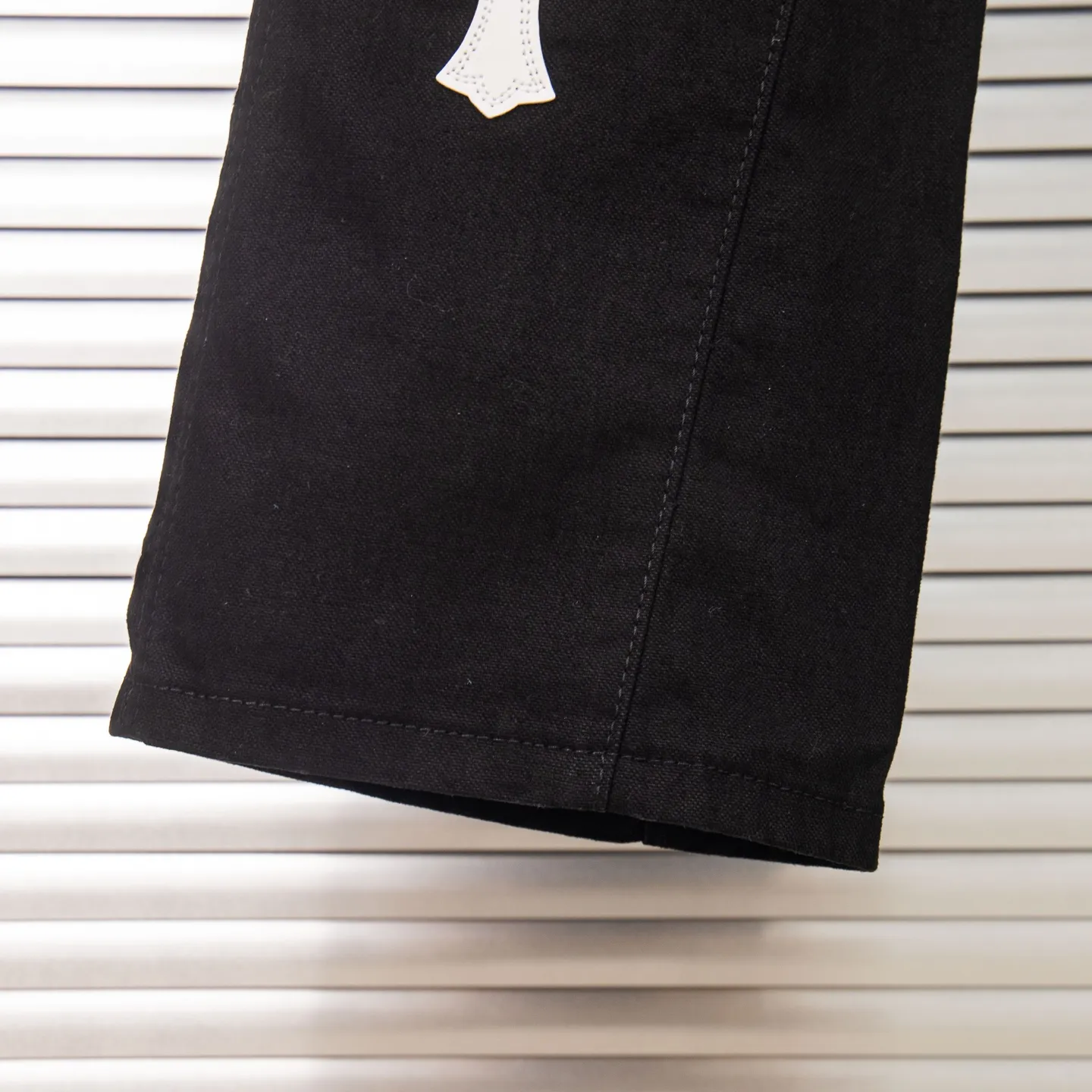 P260 Chrome Hearts co-branded Carhartt zipper leather jeans, priced at 16W+, patchwork cross pattern embellishment, high-waisted washed jeans! ! Absolutely high-end luxury products, 8W+ level god-level single products, super popular products, made with top heavy industry, a magic weapon that cannot be missed. About Kroxin This is an extremely luxurious fashion brand, which can also be called the nobles of the high street. It has always been an exclusive brand for some hipsters or the rich second generation. Compared with ordinary high streets, it is more luxurious and noble. Compared with luxury brands, it has a more fashionable personality and has always been a brand that I have a special liking for. Style number: 1772# Size: 28 30 32 34 36